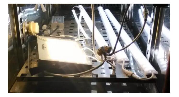 將（jiāng）LED燈具放入高（gāo）低（dī）溫濕熱試驗箱