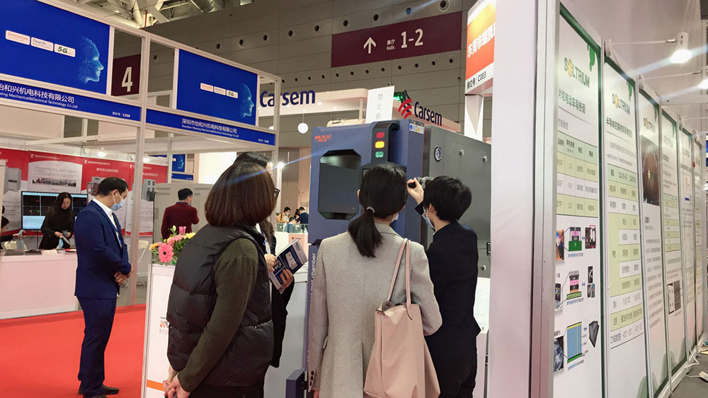 事業部歐陽偉平（píng）副總經理與（yǔ）客戶洽談