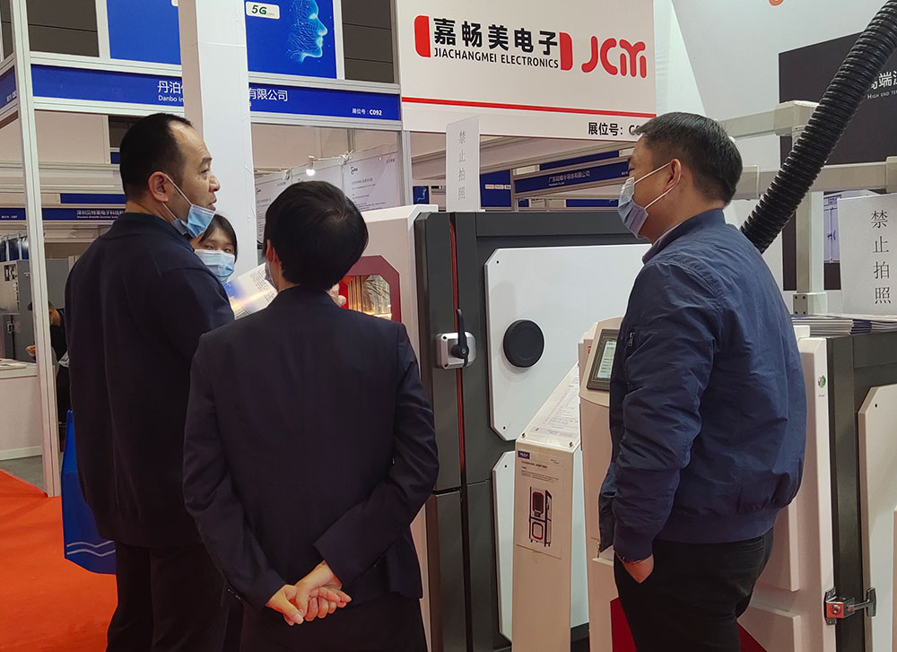 技術（shù）部（bù）陳群波副總經理與客戶洽談