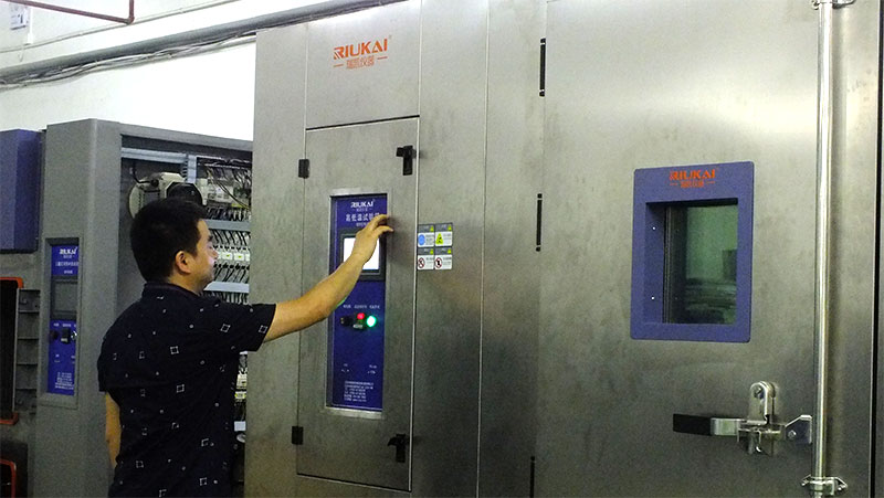 180℃高低溫（wēn）試驗（yàn）箱