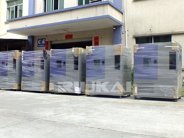 可（kě）程式高低溫試驗（yàn）箱現（xiàn）貨