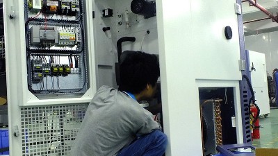 模擬<i style='color:red'>環（huán）境試驗箱</i>常見故障排除與維（wéi）修