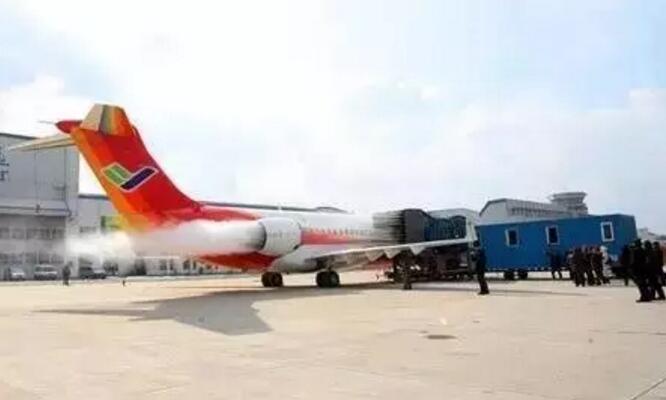 國產ARJ21在試驗（yàn）中進（jìn）行發（fā）動機除冰測試