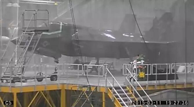 正在（zài）進行淋雨試驗（yàn）的F-35戰鬥機