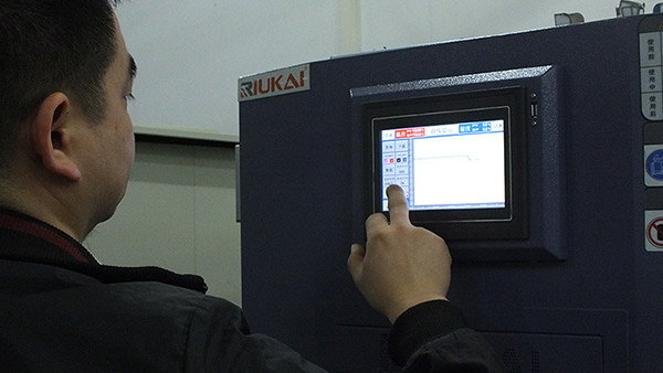 恒溫恒濕試驗箱控製係統主要存在的難題是什麽